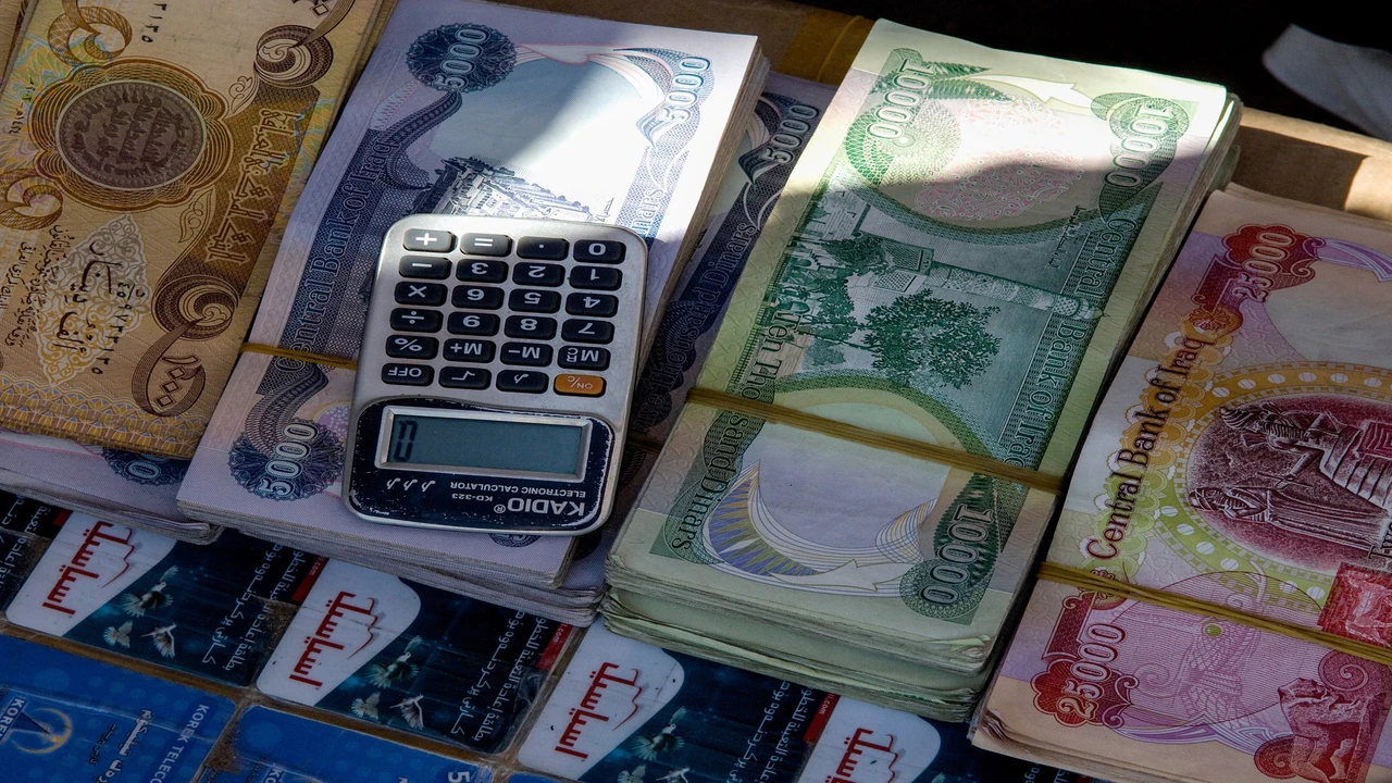 الدينار العراقي يرتفع بقوة أمام الدولار في السوق المالية